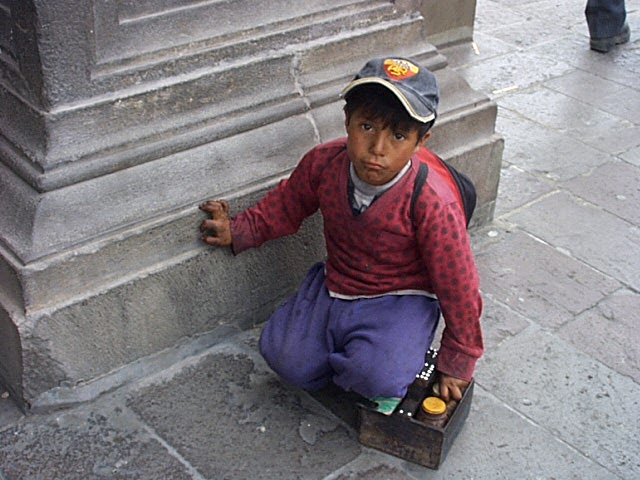 5-jaehriger Schuhputzer in Quito.JPG - ein kleiner schuhputzer